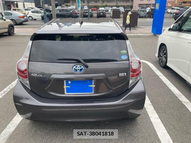 Toyota AQUA 2013-04 8812406-13