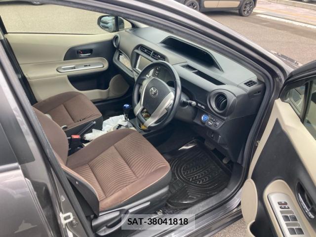 Toyota AQUA 2013-04 8812406-15