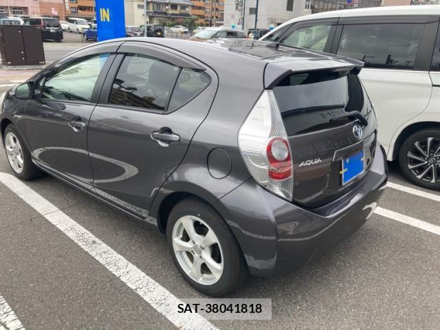 Toyota AQUA 2013-04 8812406-3