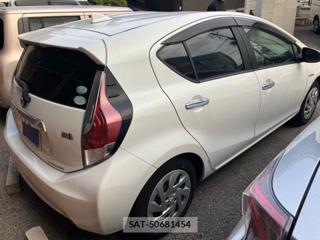 Toyota AQUA 2017-01 8812432-1