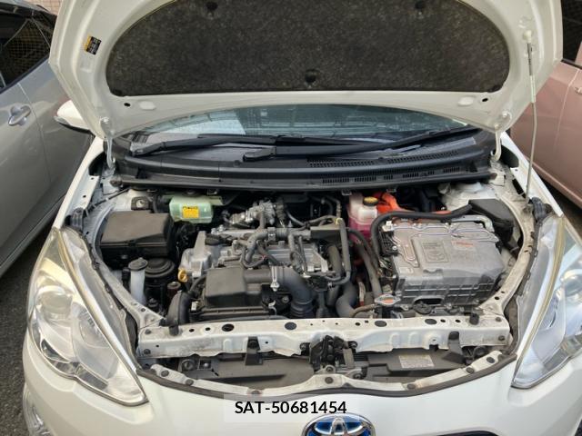 Toyota AQUA 2017-01 8812432-12