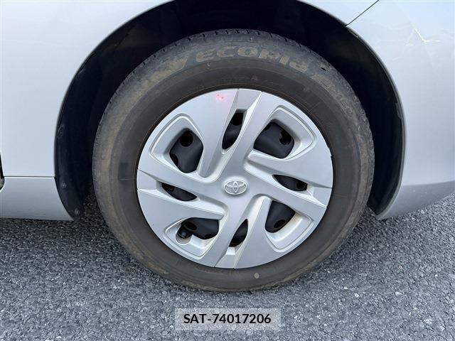 Toyota AQUA 2022-08 8812811-13