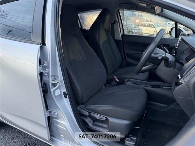 Toyota AQUA 2022-08 8812811-14