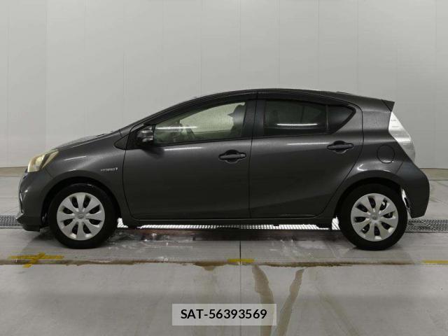 Toyota AQUA 2012-09 8813035-11