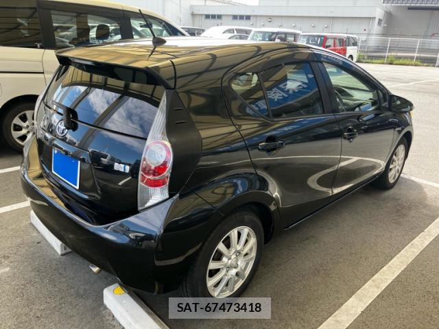 Toyota AQUA 2012-02 8813493-12