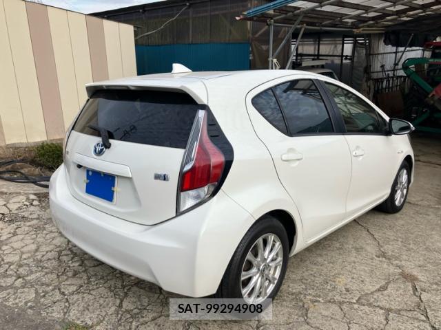 Toyota AQUA 2016-11 8813506-12
