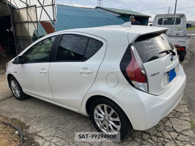 Toyota AQUA 2016-11 8813506-3