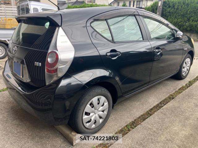 Toyota AQUA 2012-02 8813520-1