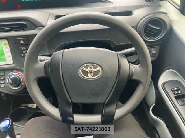Toyota AQUA 2012-02 8813520-11