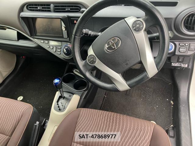 Toyota AQUA 2012-02 8813664-12