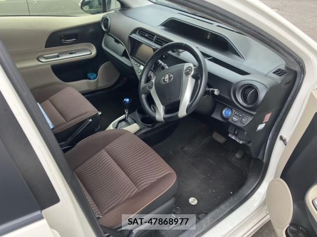 Toyota AQUA 2012-02 8813664-13