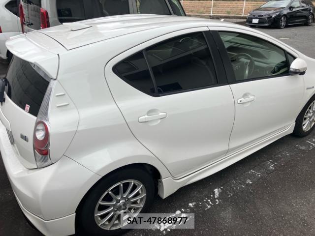 Toyota AQUA 2012-02 8813664-8