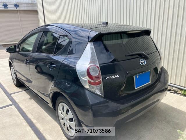 Toyota AQUA 2013-11 8813879-12