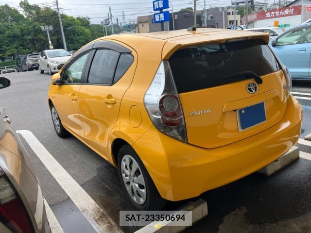 Toyota AQUA 2012-07 8813888-5