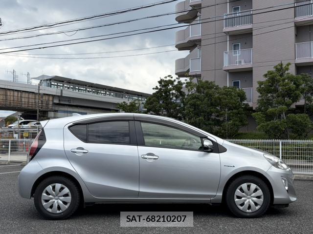 Toyota AQUA 2016 8814057-3