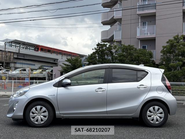 Toyota AQUA 2016 8814057-8