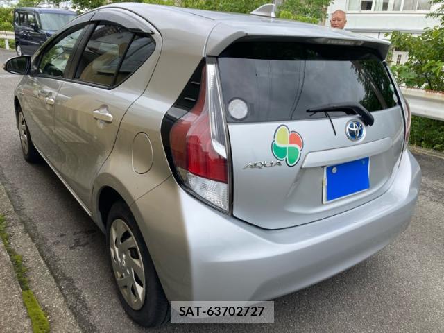 Toyota AQUA 2015-08 8814080-12