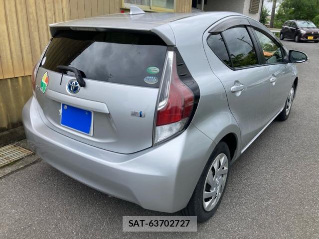 Toyota AQUA 2015-08 8814080-13