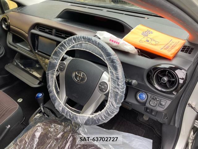 Toyota AQUA 2015-08 8814080-9