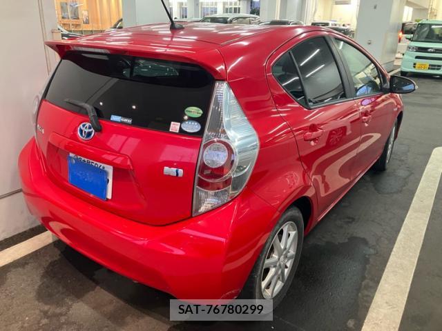 Toyota AQUA 2013-11 8814097-2