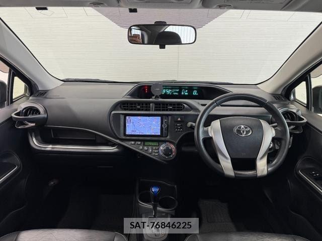 Toyota AQUA 2013-09 8814237-1