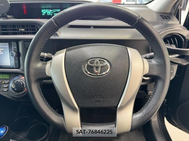 Toyota AQUA 2013-09 8814237-11