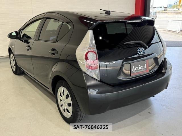 Toyota AQUA 2013-09 8814237-3