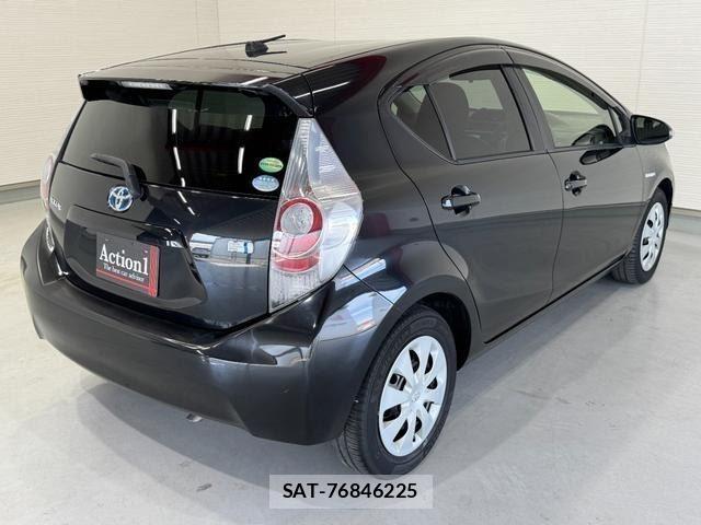 Toyota AQUA 2013-09 8814237-5
