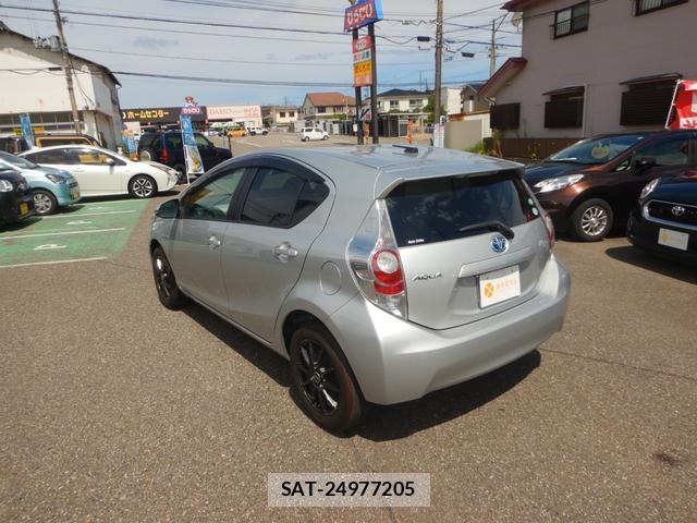 Toyota AQUA 2014-06 8814307-10
