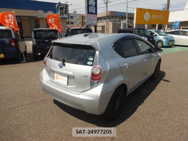Toyota AQUA 2014-06 8814307-11