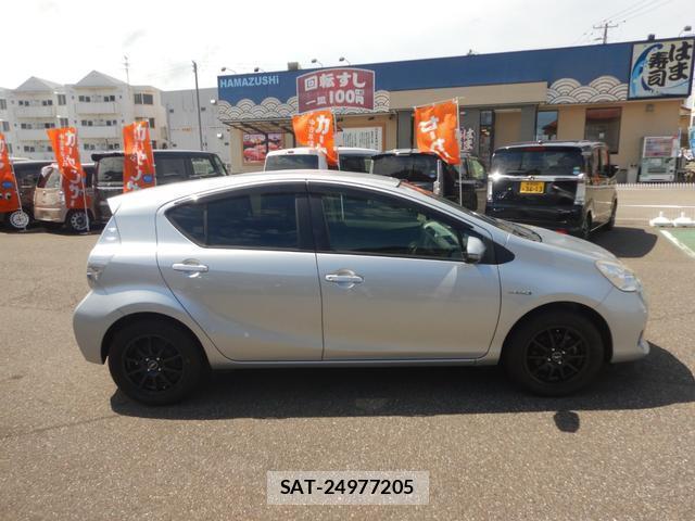 Toyota AQUA 2014-06 8814307-5