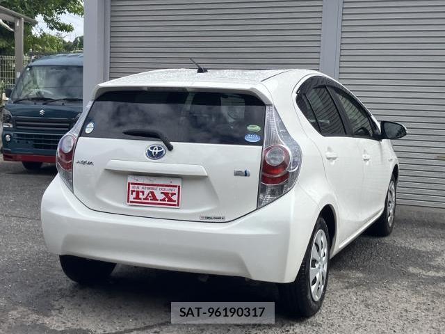 Toyota AQUA 2019-10 8814629-1