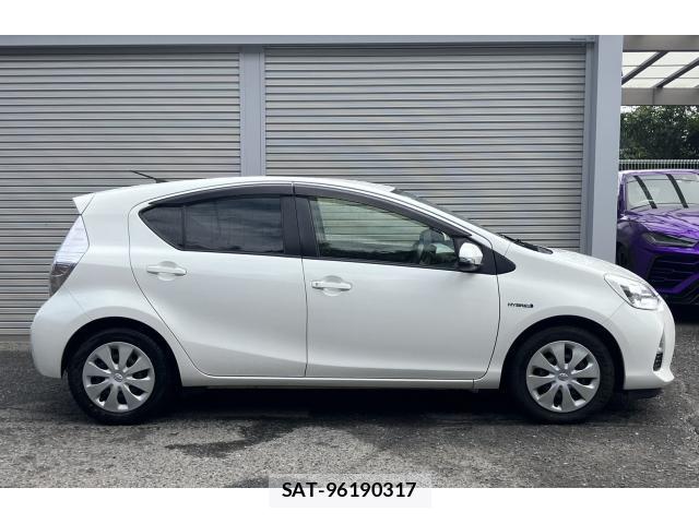 Toyota AQUA 2019-10 8814629-15