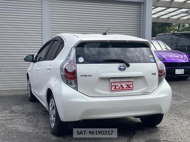 Toyota AQUA 2019-10 8814629-18