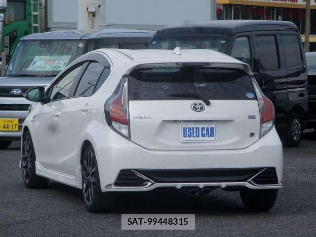 Toyota AQUA 2018-05 8814913-1