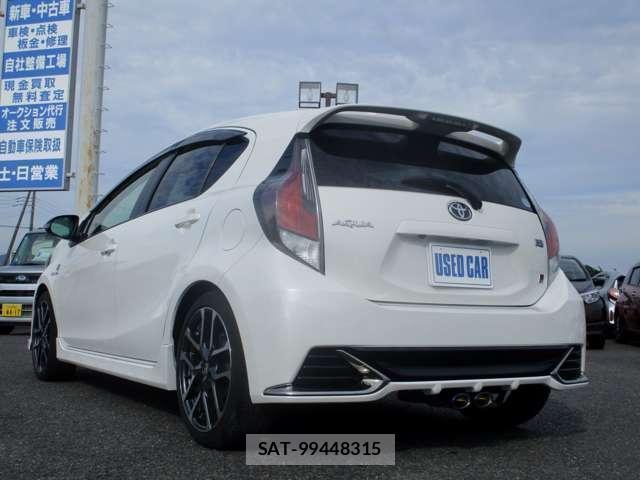 Toyota AQUA 2018-05 8814913-10