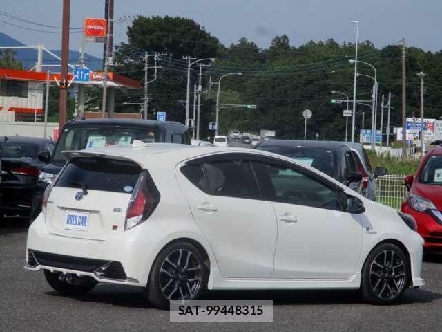 Toyota AQUA 2018-05 8814913-16