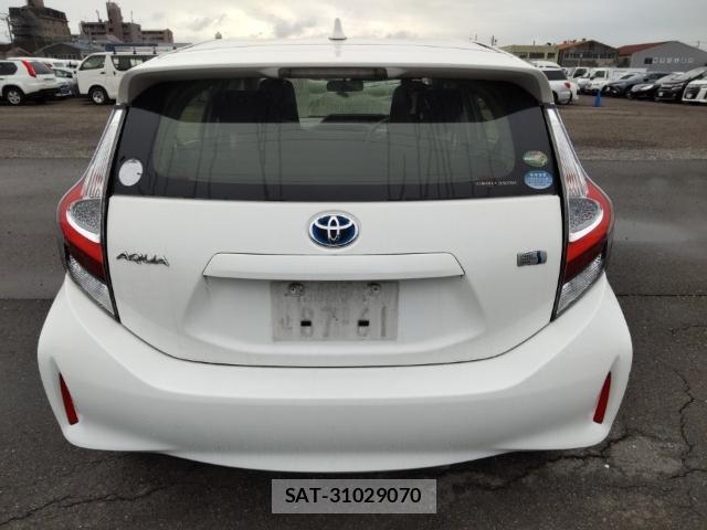 Toyota AQUA 2017-09 8815316-1