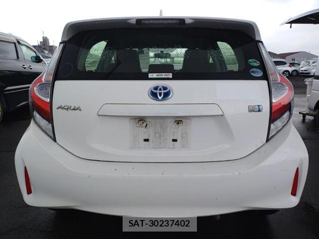 Toyota AQUA 2017-09 8815319-1