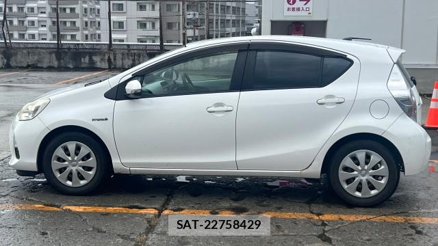Toyota AQUA 2012-02 8815498-10