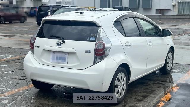 Toyota AQUA 2012-02 8815498-12