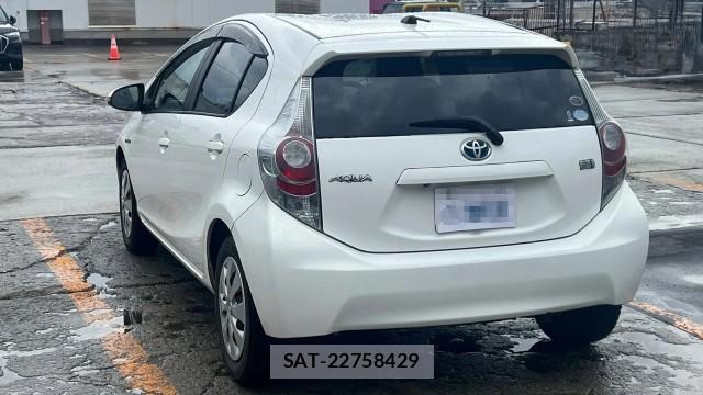 Toyota AQUA 2012-02 8815498-13