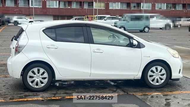 Toyota AQUA 2012-02 8815498-3