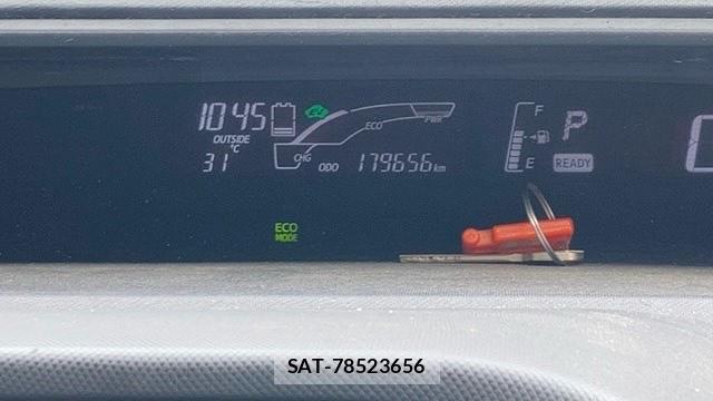 Toyota AQUA 2015-10 8816396-11