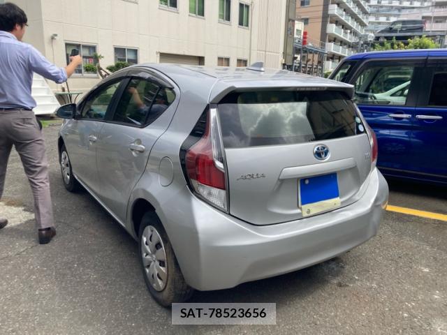 Toyota AQUA 2015-10 8816396-13