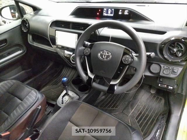 Toyota AQUA 2017-07 8816726-2