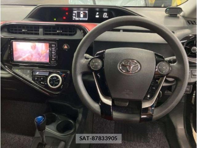 Toyota AQUA 2017-08 8816947-2