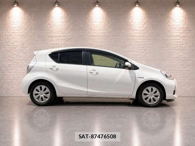 Toyota AQUA 2013-12 8817000-1