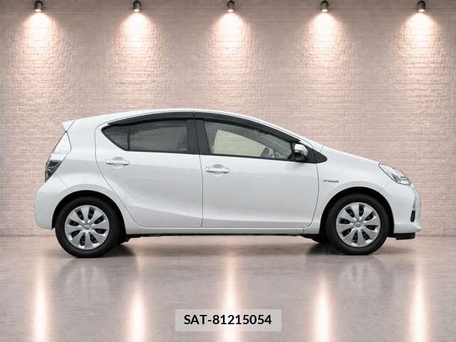 Toyota AQUA 2012-07 8817005-1