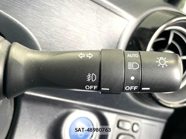 Toyota AQUA 2018-06 8817099-6
